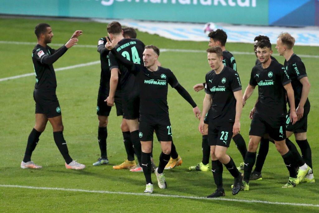 Greuther Fürth Mannschaft bejubelt Treffer gegen Darmstadt