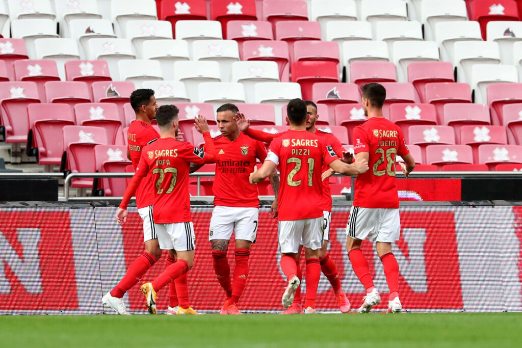 Team von Benfica Lissabon bejubelt Treffer