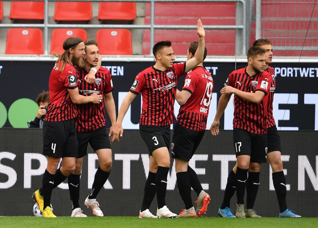 Ingolstadt Team bejubelt Treffer gegen Osnabrück