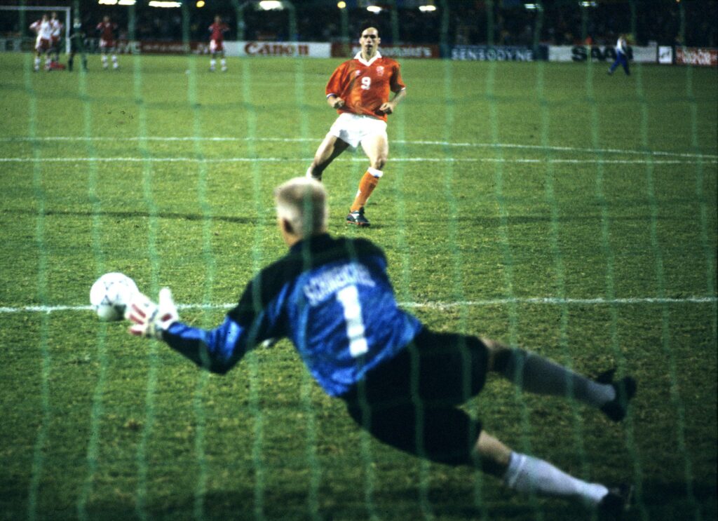 van Basten (Niederlande) Schmeichel (dänische Nationalmannschaft) im Elfmeterschießen