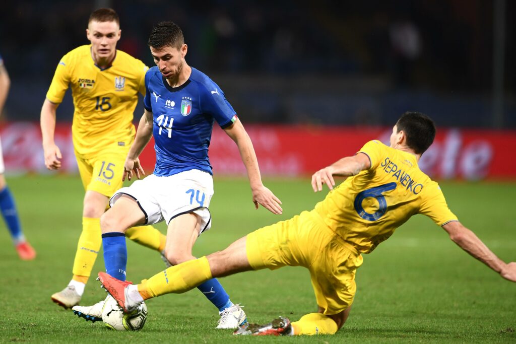 Stepanenko (Ukraine) im Zweikampf gegen Jorginho (Italien)