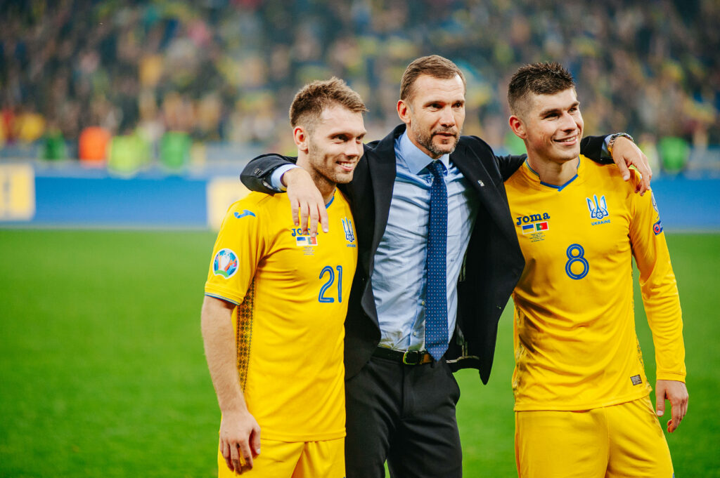Andriy Shevchenko mit Spielern (Ukraine) nach dem Sieg gegen Portugal